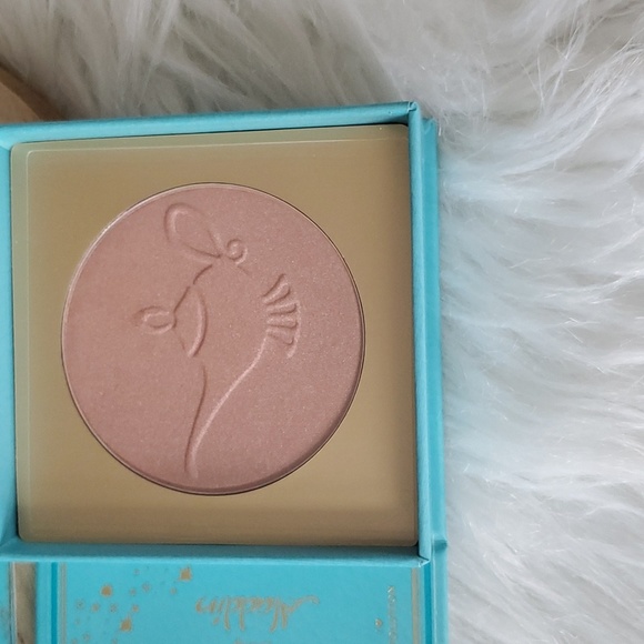 MAKEUP Revolution Aladdin Highlighter - Picture 4 of 4